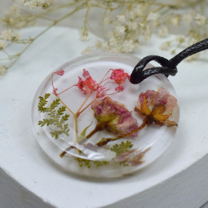 Duży wisiorek z suszonymi różami w żywicy