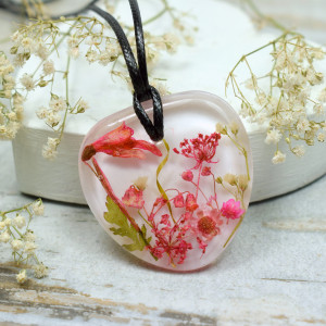 Duży wisiorek z różowymi kwiatami w żywicy