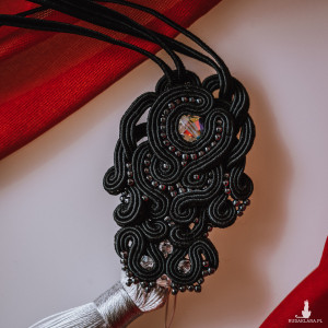 Czarny wisior 2 w 1 z odpinanym cieniowanym chwostem