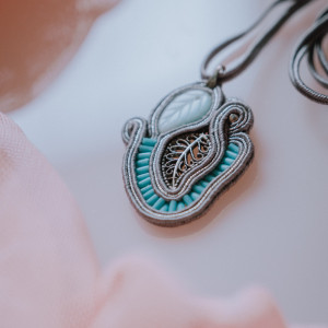 Szary ażurowy wisiorek sutasz