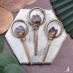 Gwóźdź do trumny – Miedziany wisior z surowym ametystem #174