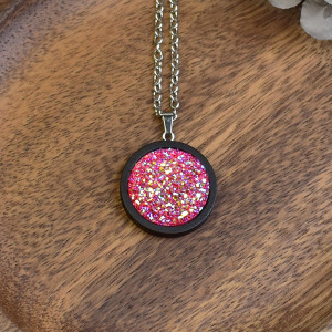 Drewniany wisiorek z druzą z żywicy #205