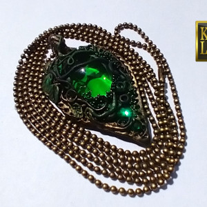 Leśny duszek - wisiorek z modeliny, szkła i żywicy