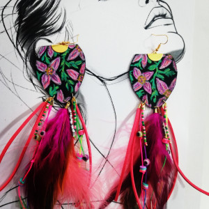 Kolczyki ręcznie malowane z włoskiej skóry, piór, stali chirurgicznej i kolorowych koralików boho
