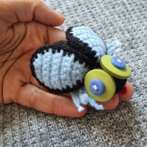 Broszka szydełkowa mucha 061