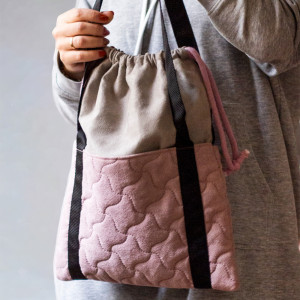 Szaro-różowa torba na ramię z kominem