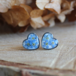 Srebrne kolczyki serca serduszka z niezapominajkami kwiatami małe wkręty sztyfty z żywicy żywica epoksydowa z suszonymi prawdziwymi kwiatami niezapominajki
