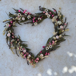 Wianek w kształcie serca, dekoracja z suszonego eukaliptusa i lawendy