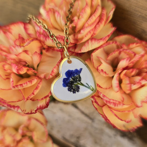 Złota zawieszka złoty wisiorek kwiat naszyjnik żywica z żywicy suszone kwiaty dziewczęcy kobiecy  serce serduszko niezapominajki