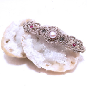 Dama Kier misterna bransoletka ażurowa ecri z Perłą i Rubinem mikro makrama Delfina Dolls