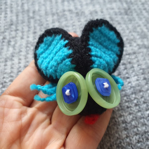 Broszka szydełkowa mucha 063