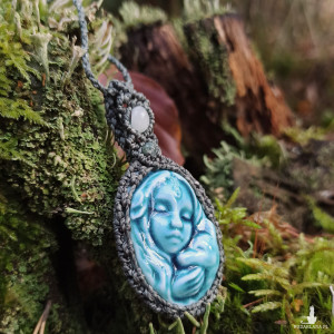 Bogini i wilk porcelanowa kamea z Larimarem w makramie naszyjnik pleciony Delfina Dolls