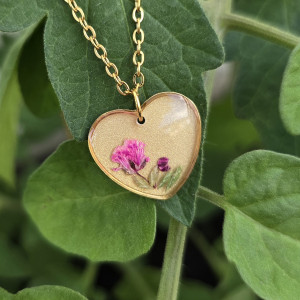 Złota zawieszka złoty wisiorek kwiat naszyjnik żywica z żywicy kwiaty z kwiatami serce serduszko gipsówka różowa