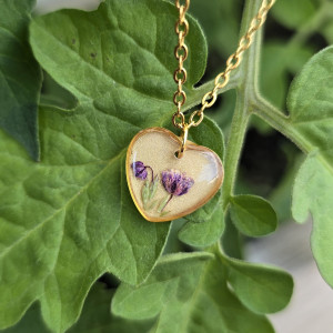 Złota zawieszka złoty wisiorek kwiat naszyjnik żywica z żywicy kwiaty z kwiatami serce serduszko gipsówka fioletowa