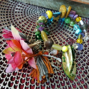 duża bransoletka etno boho pompony frędzle