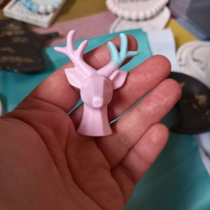 Stojak na pierscionki Jelonek z gipsu polimerowego