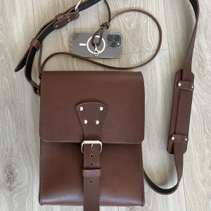 Brązowa torba ze skóry ręcznie uszyta formatu A4.