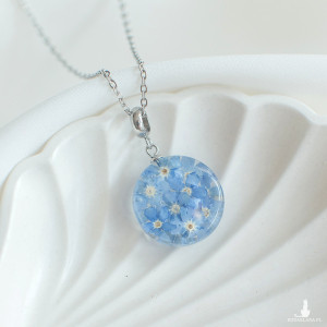 Wisiorek z niezapominajkami