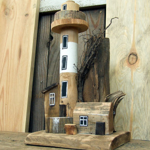 Latarnia Morska - dekoracja z drewna w naturalnych kolorach