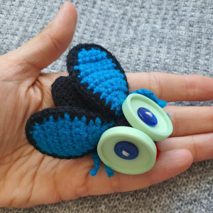 Broszka szydełkowa mucha 064