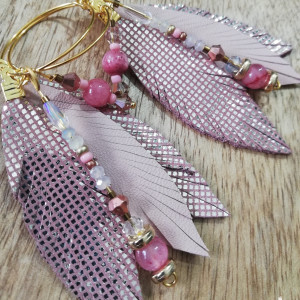 Kolczyki z włoskiej skóry, różowego turmalinu , stali chirurgicznej i kolorowych koralików boho