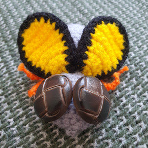 Broszka szydełkowa mucha 065