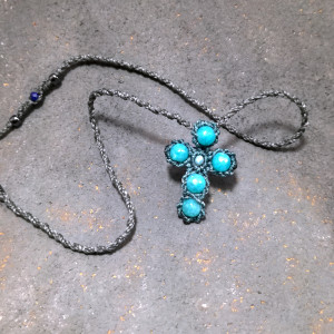 Krzyżyk z kamieni - Apatytem i Agatem w makramie naszyjnik regulowany