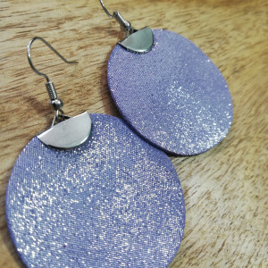 Kolczyki z włoskiej skóry oraz stali chirurgicznej koła