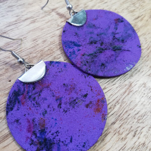 Kolczyki z włoskiej skóry oraz stali chirurgicznej koła