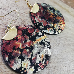 Kolczyki z włoskiej skóry oraz stali chirurgicznej koła