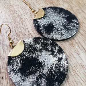 Kolczyki z włoskiej skóry oraz stali chirurgicznej koła