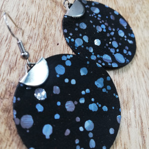 Kolczyki z włoskiej skóry oraz stali chirurgicznej koła