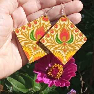 Folkowe kolczyki romby w ciepłych kolorach, złote pomarańczowe żółte, w ludowe łowickie wzory, motyw ognia płomień