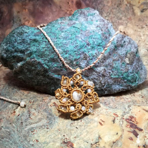 Gwiazda Słońce z kamieni Cytrynu w makramie misterna ażurowa rozeta