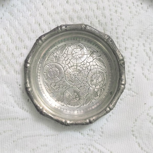 vintage spodek z metalu, metalowa podstawka retro, indyjski talerzyk, prl podstawki, metalowe spodki retro, metalowe talerzyki, indyjskie podstawki, indyjskie talerzyki