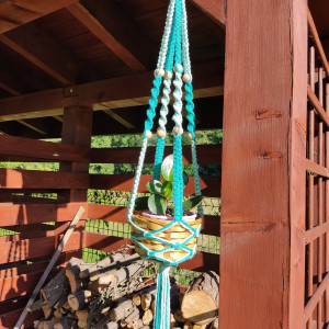 Ręcznie wykonany kwietnik ze sznurka z koszykiem w stylu Boho