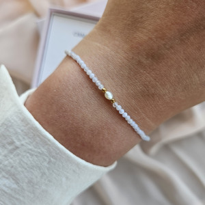 Bransoletka z chalcedonem i naturalną perłą  na jedwabnej nici