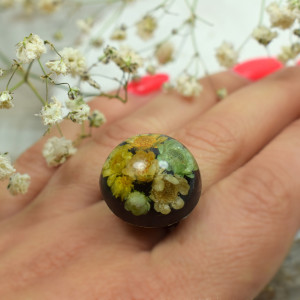 Pierścionek z kwiatami w żywicy - regulowany