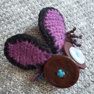 Broszka szydełkowa mucha 067