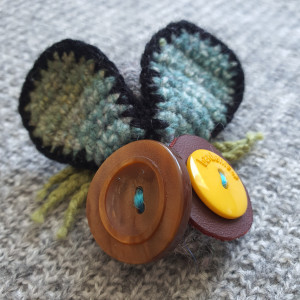 Broszka szydełkowa mucha 068