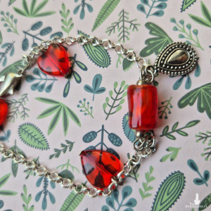 Bransoletka czerwona z serduszkami