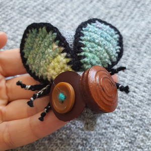 Broszka szydełkowa mucha 069