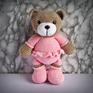 Szydełkowy miś w różowym ubranku (dostępny)