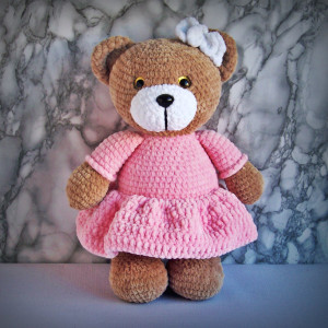 Szydełkowy miś w różowej sukience (na zamówienie)