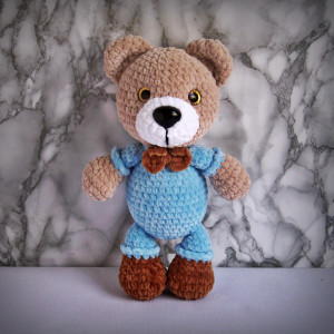 Szydełkowy miś w niebieskim ubranku (na zamówienie)