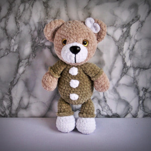 Szydełkowy miś w jasnooliwkowym ubranku (dostępny)