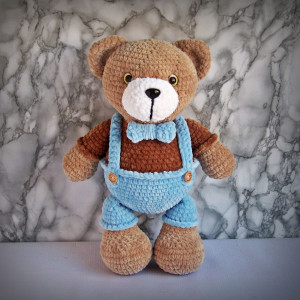 Szydełkowy miś w niebieskich spodniach (na zamówienie)