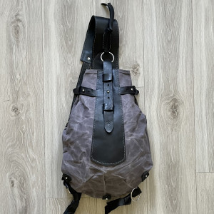 Plecak „Bukłak” czarno-szary ze skóry i bawełny.