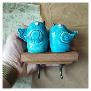 Wieszak z turkusowymi ptaszkami