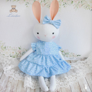 Króliczek Sara przytulanka w błękitnej sukieneczce w kwiaty
